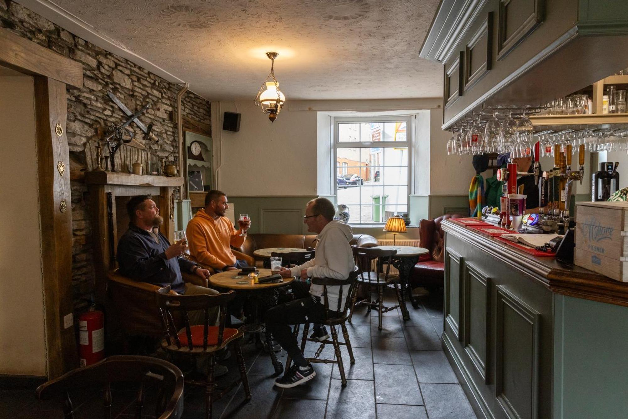 The Bear Inn ラントリサント エクステリア 写真