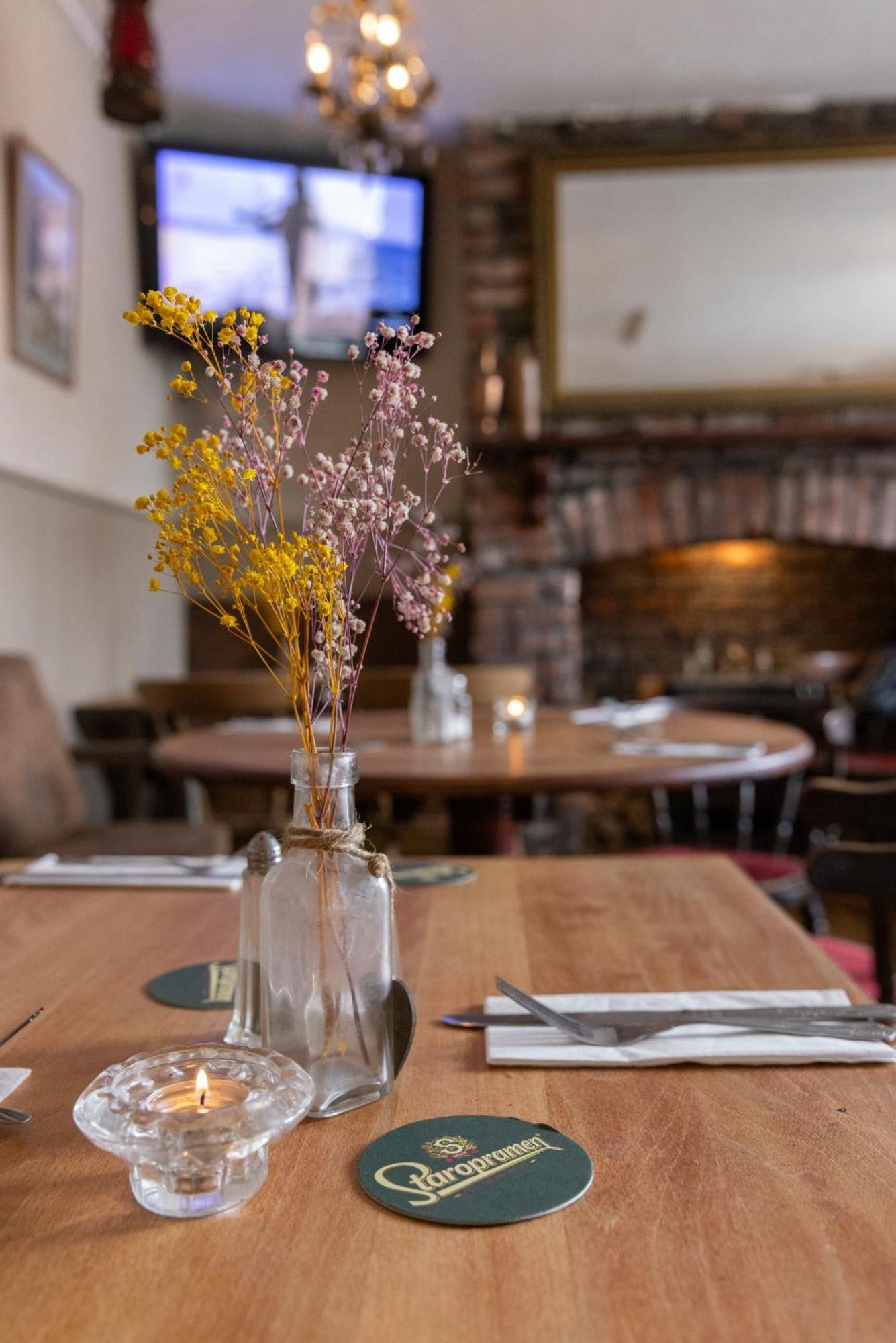 The Bear Inn ラントリサント エクステリア 写真