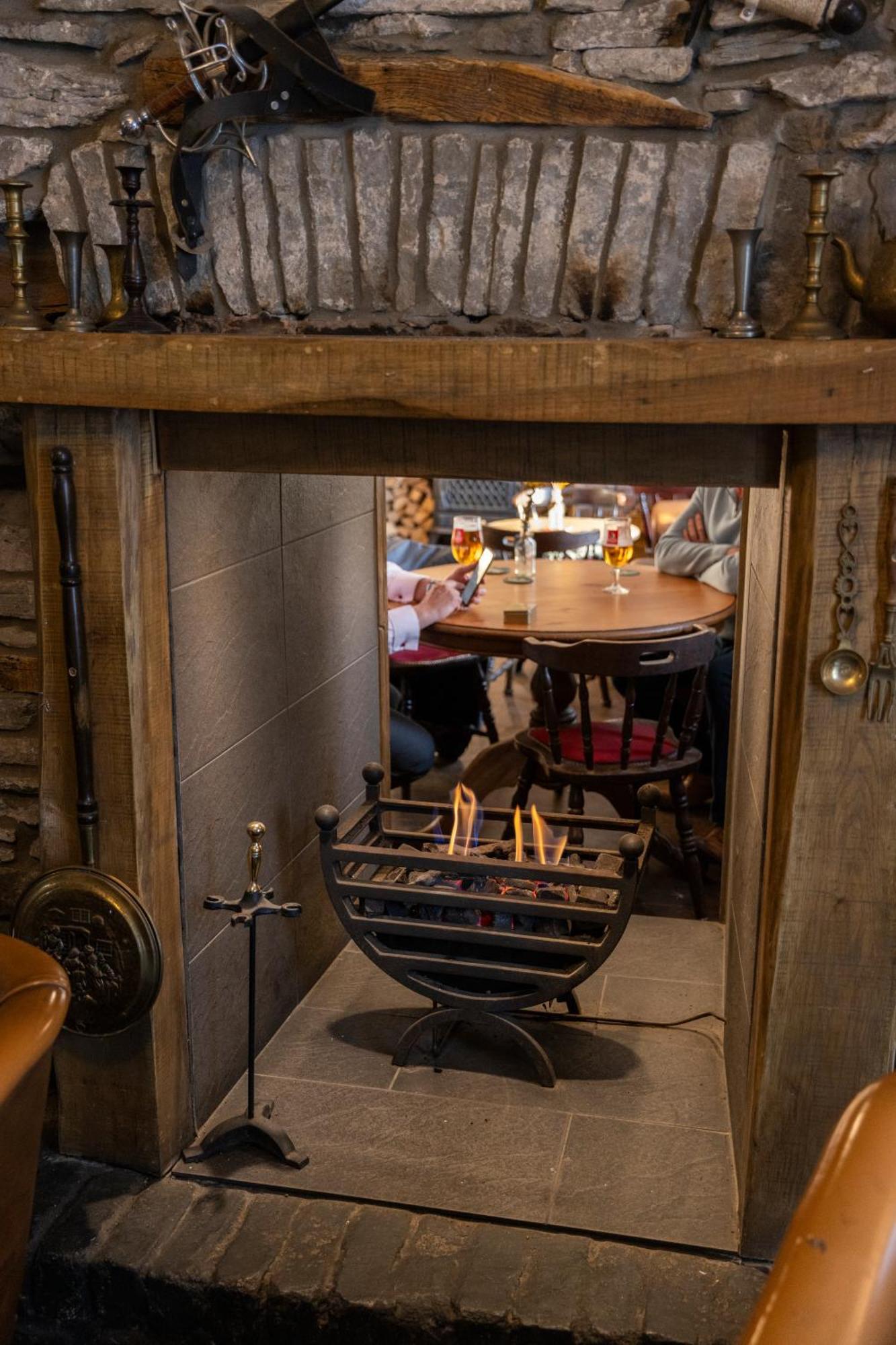 The Bear Inn ラントリサント エクステリア 写真