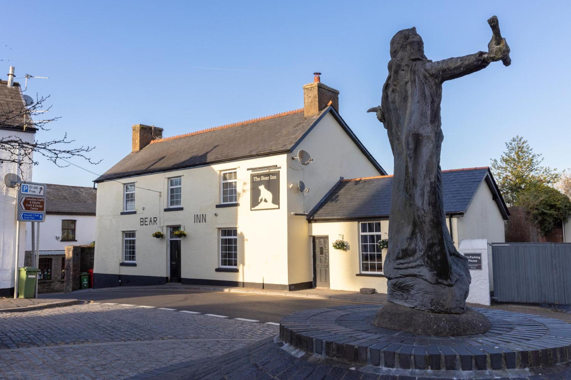 The Bear Inn ラントリサント エクステリア 写真