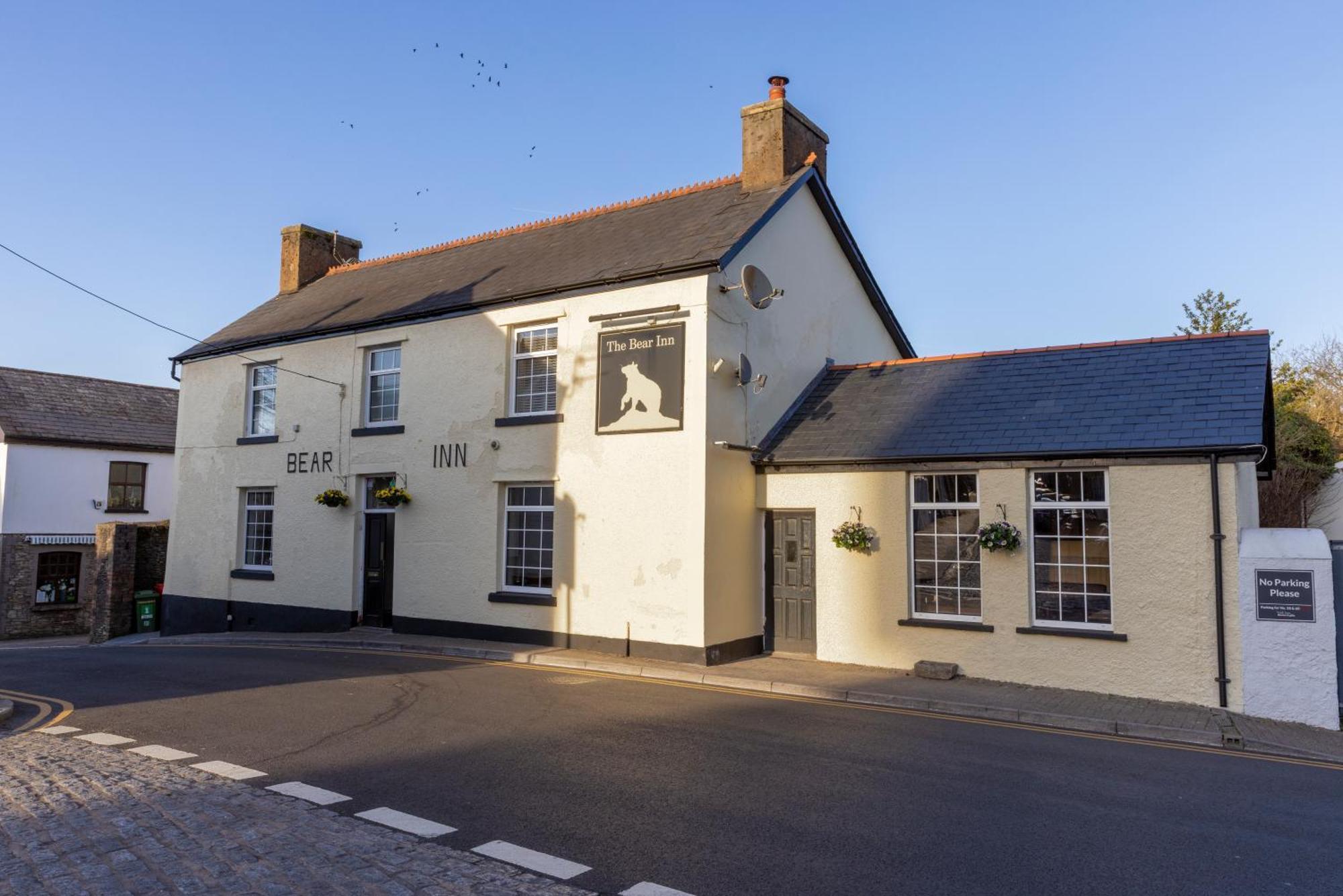The Bear Inn ラントリサント エクステリア 写真
