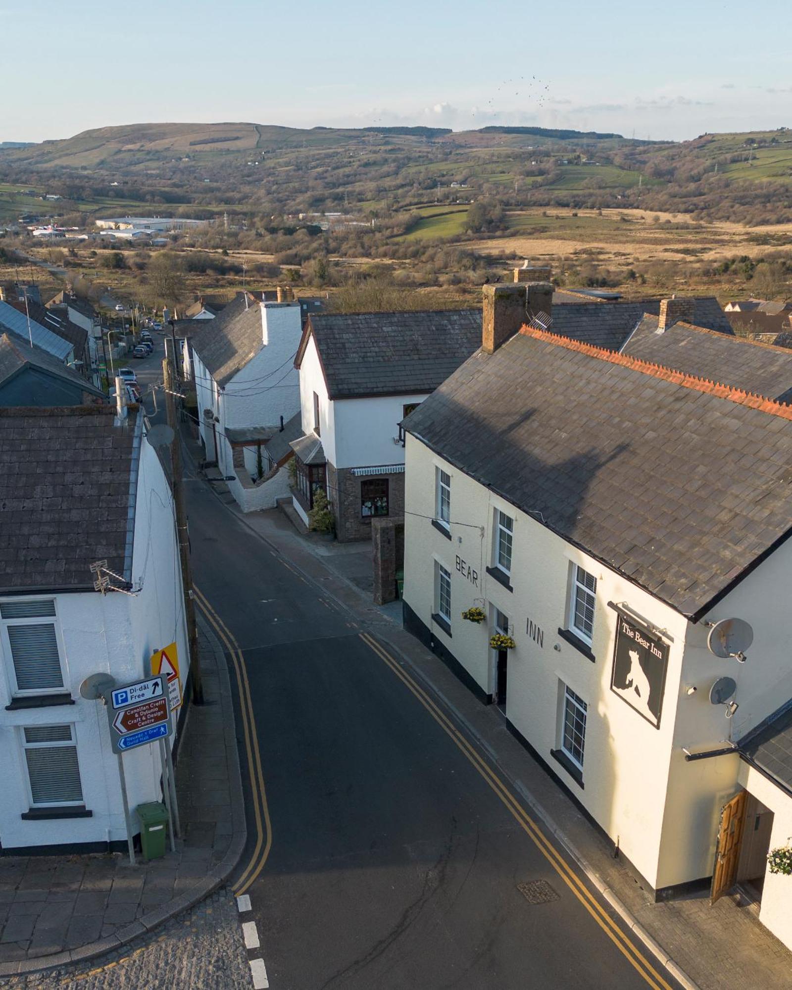 The Bear Inn ラントリサント エクステリア 写真