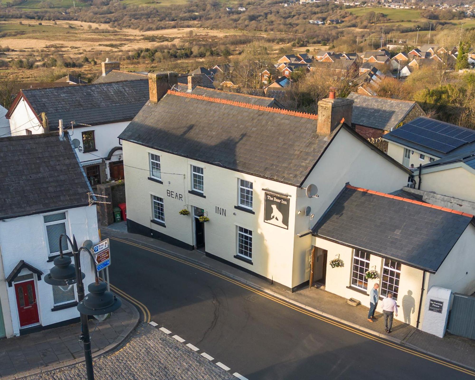 The Bear Inn ラントリサント エクステリア 写真